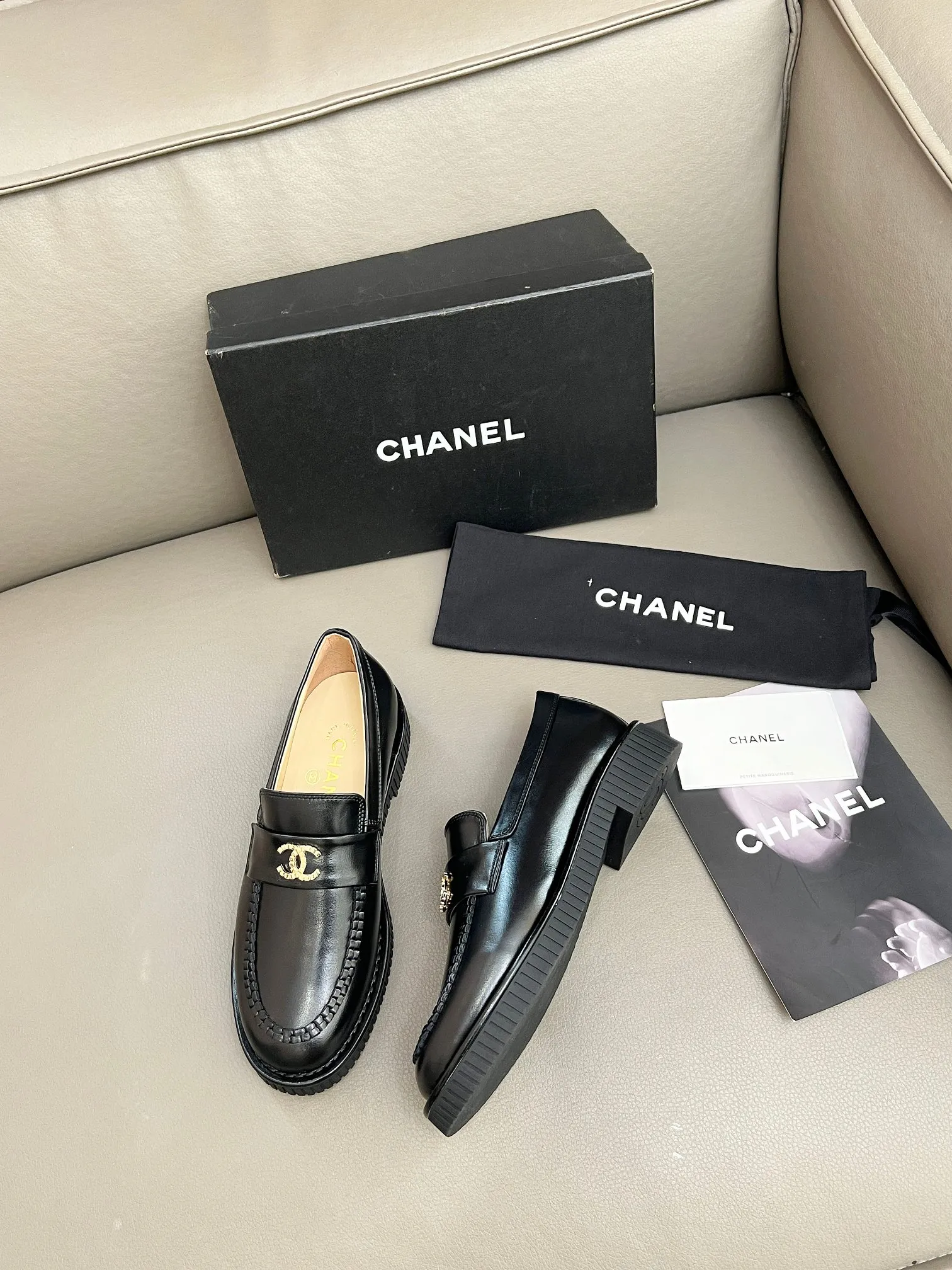 👟👟Ex-factory price 540👟👟 CHANEL Loafers Chanel2025 Chanel's latest 🆕loafers, unique craftsmanship. Versatile and slimming, paired with helloketty bow accessories, these are loafers and socks that are very attractive. They look great with any combination! Upper: Imported calfskin, oil leather Lining: Mixed sheepskin Outsole: Italian genuine leather injection molded outsole Heel height: 2cm Size: 35-40 (40. Customization is not returnable)